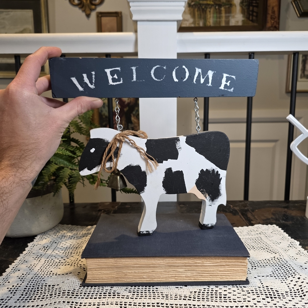 Rustic Wooden Cow Welcome Sign Door Hanger, Primitive Farmhouse Decor with Bell